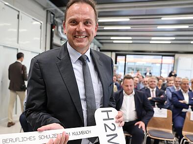 Schulleiter Alexander Battistella hat den Schlüssel für den Neubau des Beruflichen Schulzentrums in Empfang genommen.