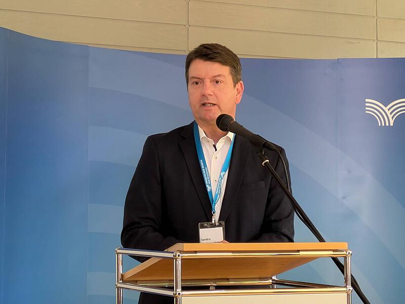 Innenstaatssekretär Sandro Kirchner sprach ein Grußwort zur Eröffnung der Privatklinik Regena. Innenstaatssekretär Sandro Kirchner sprach ein Grußwort zur Eröffnung der Privatklinik Regena.