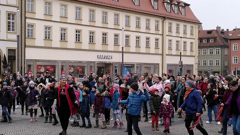 400 Menschen tanzten auf dem Maxplatz bei „One Billion Rising“ 400 Menschen tanzten auf dem Maxplatz bei „One Billion Rising“