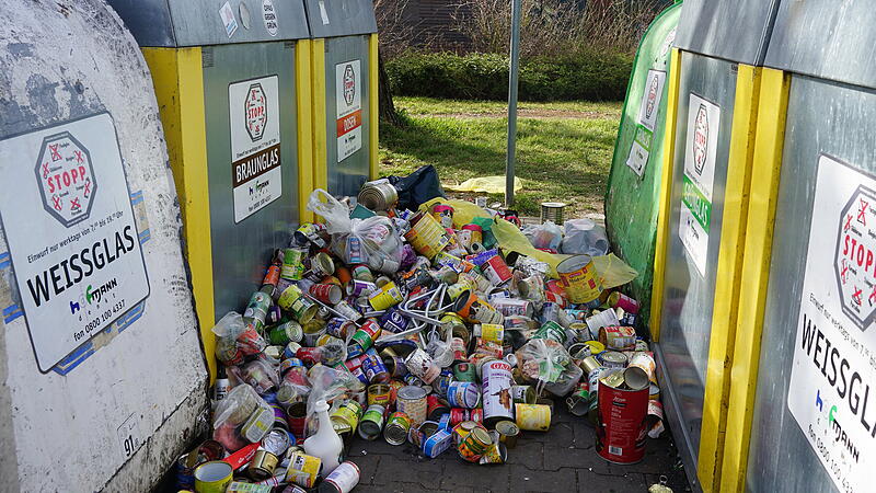 Überquellende Container und Dosenberge wie hier am Denns Parkplatz sind in Herzogenaurach keine Seltenheit.