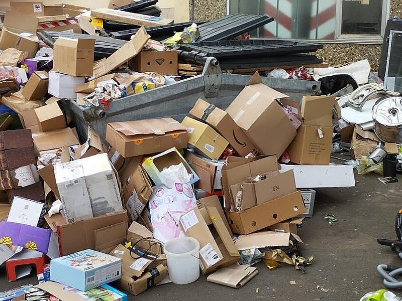 Berge an Altpapier t&uuml;rmten sich &uuml;ber die Feiertage am Wertstoffhof Bad Br&uuml;ckenau, dazu illegaler Elektroschrott und Sperrm&uuml;ll.