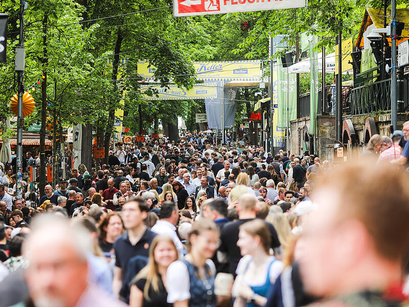 Zahlreiche Besucher sind am ersten Bergtag, Donnerstag, 21. Mai, zur Bergkirchweih nach Erlangen gekommen.