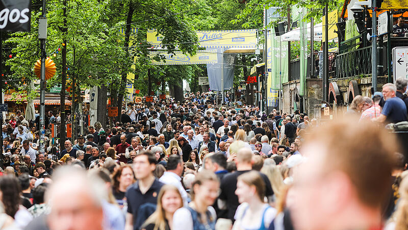 Zahlreiche Besucher sind am ersten Bergtag, Donnerstag, 21. Mai, zur Bergkirchweih nach Erlangen gekommen.
