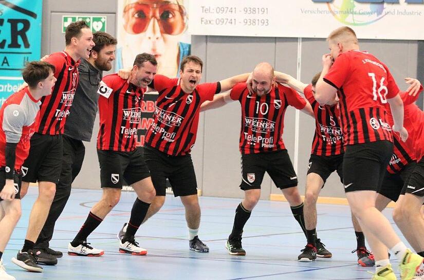 Die Bezirksliga-Herren vom FC Bad Br&uuml;ckenau wollen weiter jubeln und brauchen noch zwei Siege f&uuml;r die Meisterschaft.