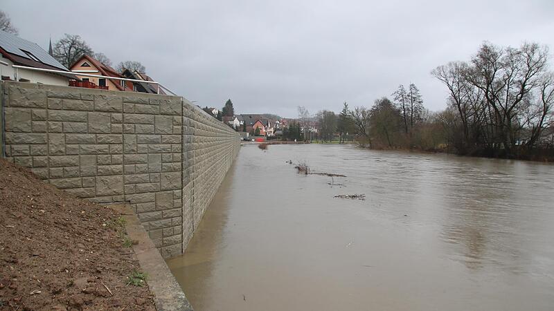 Der Main bei Schw&uuml;rbitz ist randvoll, tritt aber nur an wenigen Stellen &uuml;ber die Ufer. Links im Bild ist die im Dezember fertiggestellte Ufermauer zu sehen.
