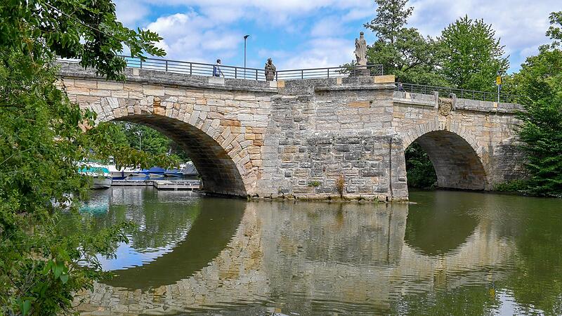 Die Alte Regnitzbr&uuml;cke vom Forchheimer Stadtteil Burk zur Sportinsel ist auch nach mehr als 250 Jahren ein kunstvolles Gebilde in der Landschaft. Hier&uuml;ber fahren auch Autos.Forchheim & Fr&auml;nkische Schweiz