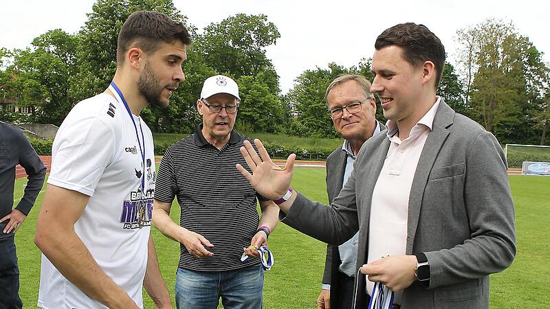 Ehre, wem Ehre geb&uuml;hrt; FC-Eintracht-Kapit&auml;n Christopher Kettler nahm nach dem 5:2-Sieg gegen den SSV Jahn Regensburg II die Meistermedaille aus den H&auml;nden von Bayernliga-Spielleiter Patrick Garbe entgegen.