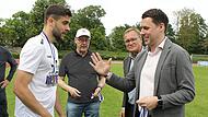 Ehre, wem Ehre geb&uuml;hrt; FC-Eintracht-Kapit&auml;n Christopher Kettler nahm nach dem 5:2-Sieg gegen den SSV Jahn Regensburg II die Meistermedaille aus den H&auml;nden von Bayernliga-Spielleiter Patrick Garbe entgegen.
