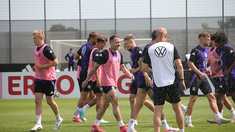 Jonathan Burkhardt (li.) und David Raum (Mitte) werden wieder dabei sein, wenn die Deutsche Nationalmannschaft f&uuml;r eine Woche in Herzogenaurach wohnt.