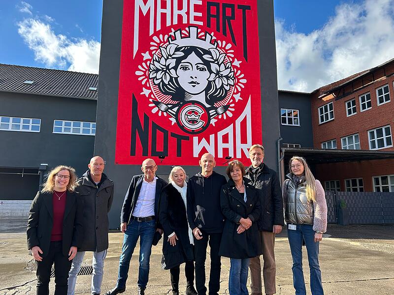 Vorfreude in der Kulturfabrik Cortendorf: Auch 2026 werden hier wieder Konzerte des HUK-Coburg-Open-Air-Sommers stattfinden. Im Bild die Veranstalter Gaby und Wolfgang Heyder (3. und 4. von rechts) mit Vertretern der wichtigsten Sponsoren (HUK Coburg, SÜC und Wieckhorst Immobilien).