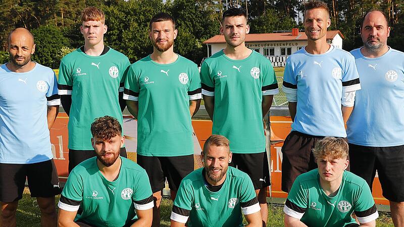 Der TSV Neudrossenfeld ist mit sechs Neuzugängen in die Saison gestartet. Hinten, von links: Co-Trainer Anton Makarenko, Simon Kunzel, Lorenz Röthlingshöfer, Jonas Larkow, Cheftrainer Markus Taschner, Sportlicher Leiter Daniel Stöcker sowie (vorne...