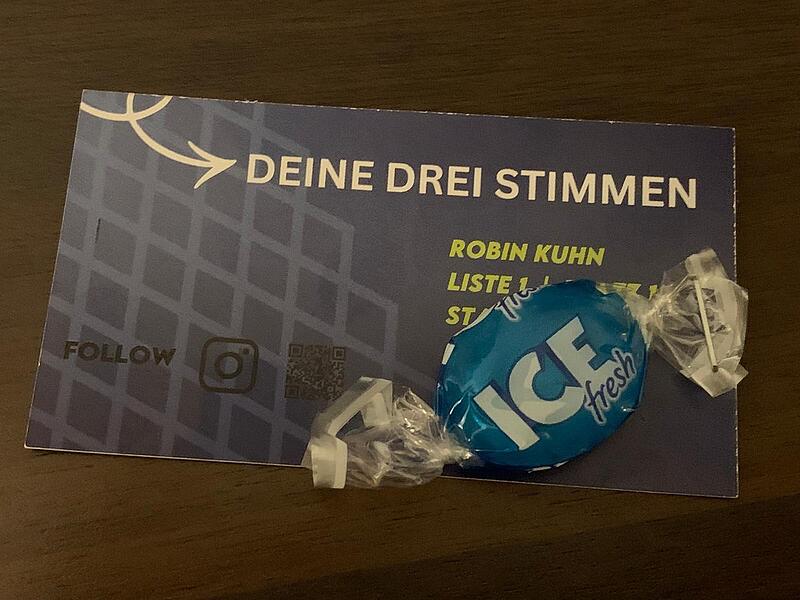 Robin Kuhn will in den Bad Kissinger Stadtrat f&uuml;r die CSU. Sein Wahlgeschenk - ein ICE-Bonbon - stie&szlig; einigen auf. Sie f&uuml;hlen sich an die amerikanische Ausl&auml;nderbeh&ouml;rde I.C.E. erinnert.