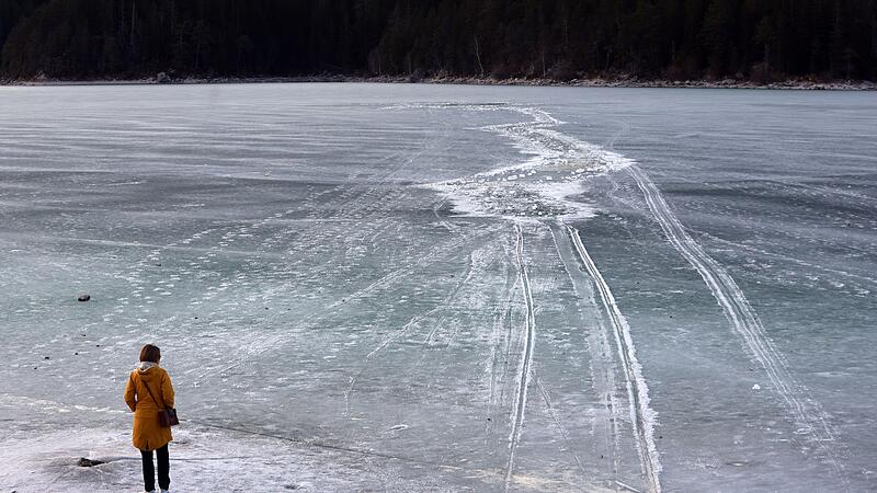 Mehrere Menschen auf zugefrorenem Eibsee eingebrochen