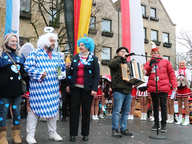 Rathaussturm Kronach 2026 Der Wallenfelser Stadtbarde Lars Fischer (2. von rechts) rief zur Schunkelrunde auf.