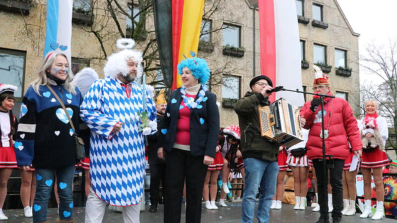 Der Wallenfelser Stadtbarde Lars Fischer (2. von rechts) rief zur Schunkelrunde auf.