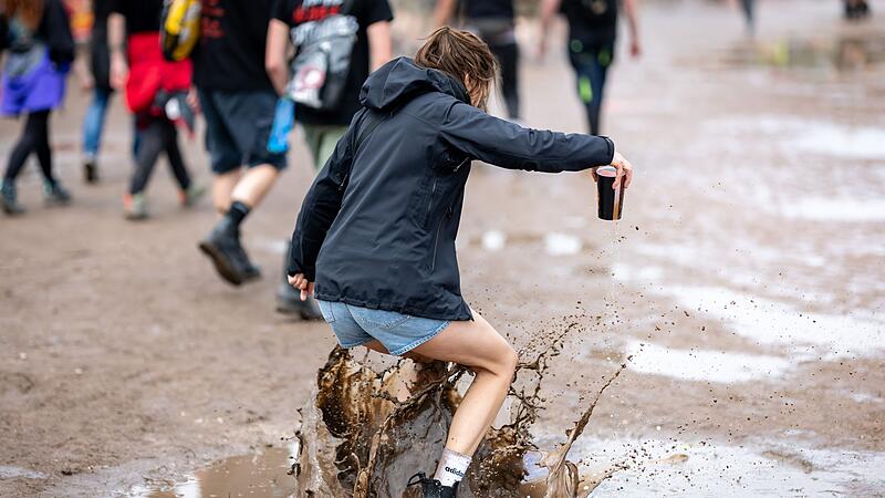 Besucherin springt in Pfütze Besucherin springt in Pfütze