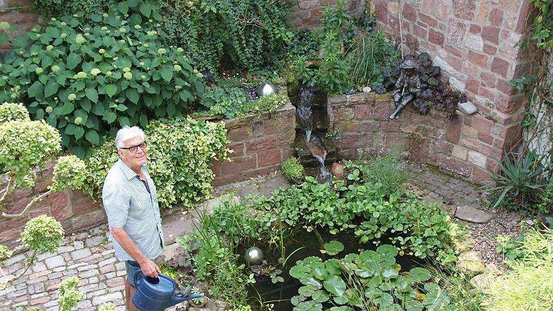 Reimar Glückler gießt seinen Garten in der Frobeniusstraße in Hammelburg. Viel mehr Arbeit hat er mit seinem Garten aber nicht. Reimar Glückler gießt seinen Garten in der Frobeniusstraße in Hammelburg. Viel mehr Arbeit hat er mit seinem Garten aber nicht.