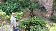 Reimar Gl&uuml;ckler gie&szlig;t seinen Garten in der Frobeniusstra&szlig;e in Hammelburg. Viel mehr Arbeit hat er mit seinem Garten aber nicht.