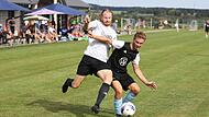 Dominik Pflaum (rechts, gegen den Donnersdorfer Thomas Heinisch) und sein TSV Kirchaich erlebten in Stadelschwarzach ein Auswärtsspiel, das so niemand gutheißen kann: Eine 51-jährige Zuschauern musste ins Krankenhaus.