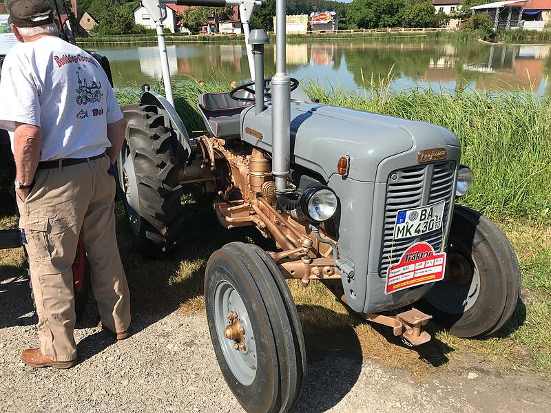 1000 Jahre Ailsbach: Die Oldtimer gl&auml;nzten und tuckerten um die Wette