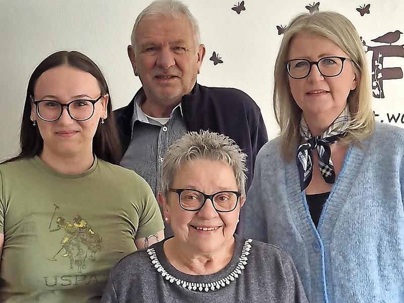 50 Jahre gl&uuml;cklich verheiratet sind Ingrid und Helmut Schmid. Es gratulieren hier Enkelin Laney (links) und Ebensfelds Zweite B&uuml;rgermeisterin Gabriele B&ouml;hmer (rechts).