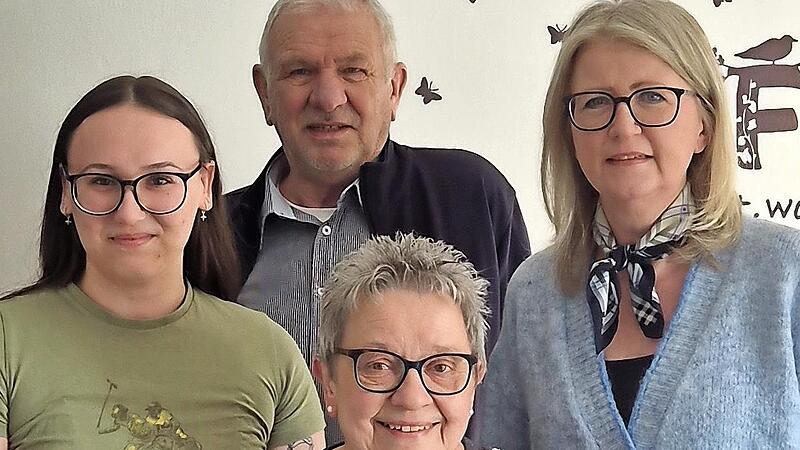 50 Jahre gl&uuml;cklich verheiratet sind Ingrid und Helmut Schmid. Es gratulieren hier Enkelin Laney (links) und Ebensfelds Zweite B&uuml;rgermeisterin Gabriele B&ouml;hmer (rechts).