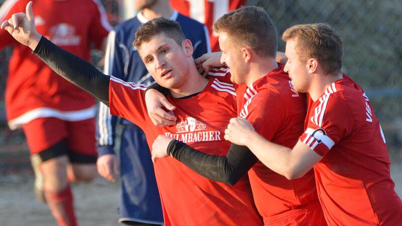 Gewohntes Bild: Kevin Skiba (li.) l&auml;sst sich von seinen Teamkollegen feiern.