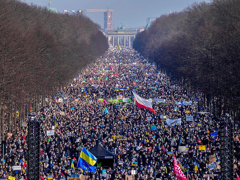 Demonstranten protestieren auf der Straße des 17. Juni in der Nähe des Brandenburger Tors in Berlin gegen die russische Invasion in die Ukraine.