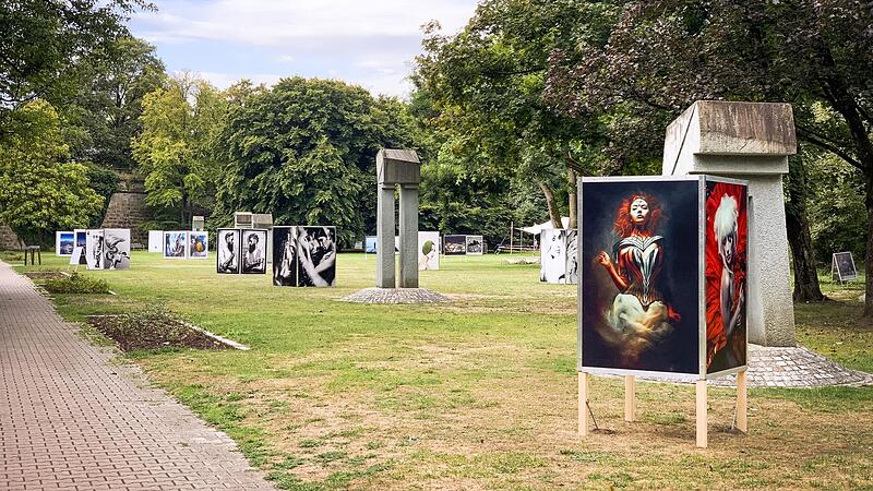 Der Forchheimer Stadtpark mit der gro&szlig;formatigen Foto-Ausstellung &bdquo;Fotopark Forchheim&ldquo; im Jahr 2022Forchheim & Fr&auml;nkische Schweiz