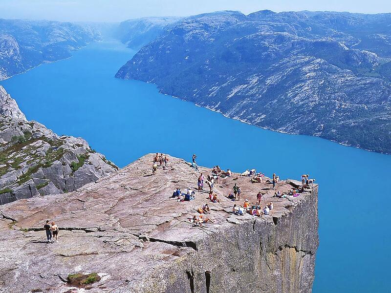 Der Prekestolen (norwegisch f&uuml;r die Kanzel oder w&ouml;rtlich der Predigtstuhl) ist eine nat&uuml;rliche Felsplattform in Ryfylke im norwegischen Fylke Rogaland und eine touristische Attraktion mit weitem Blick &uuml;ber den Lysefjord und angrenzende Berge. Die...