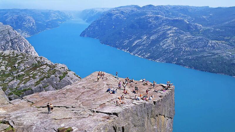 Der Prekestolen (norwegisch f&uuml;r die Kanzel oder w&ouml;rtlich der Predigtstuhl) ist eine nat&uuml;rliche Felsplattform in Ryfylke im norwegischen Fylke Rogaland und eine touristische Attraktion mit weitem Blick &uuml;ber den Lysefjord und angrenzende Berge. Die...