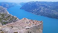 Der Prekestolen (norwegisch f&uuml;r die Kanzel oder w&ouml;rtlich der Predigtstuhl) ist eine nat&uuml;rliche Felsplattform in Ryfylke im norwegischen Fylke Rogaland und eine touristische Attraktion mit weitem Blick &uuml;ber den Lysefjord und angrenzende Berge. Die...