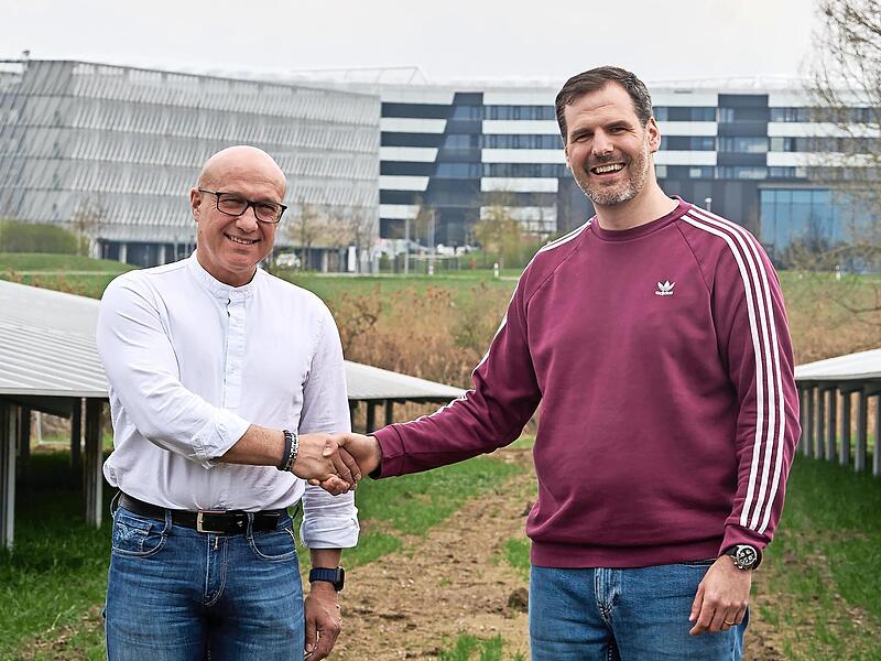 Dietmar Klenk, Gesch&auml;ftsf&uuml;hrer Herzo-Werke (links), und Jan-Niklas Reisser, Energiemanager bei Adidas, freuen sich &uuml;ber die neuen Solaranlagen.