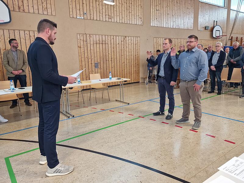 B&uuml;rgermeister Lorenz Beck vereidigt seine beiden Stellvertreter Bastian Markert (links) und Patrick Wie&szlig;nerPatrick Wie&szlig;ner (rechts).