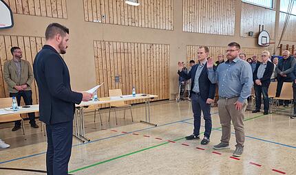 B&uuml;rgermeister Lorenz Beck vereidigt seine beiden Stellvertreter Bastian Markert (links) und Patrick Wie&szlig;nerPatrick Wie&szlig;ner (rechts).