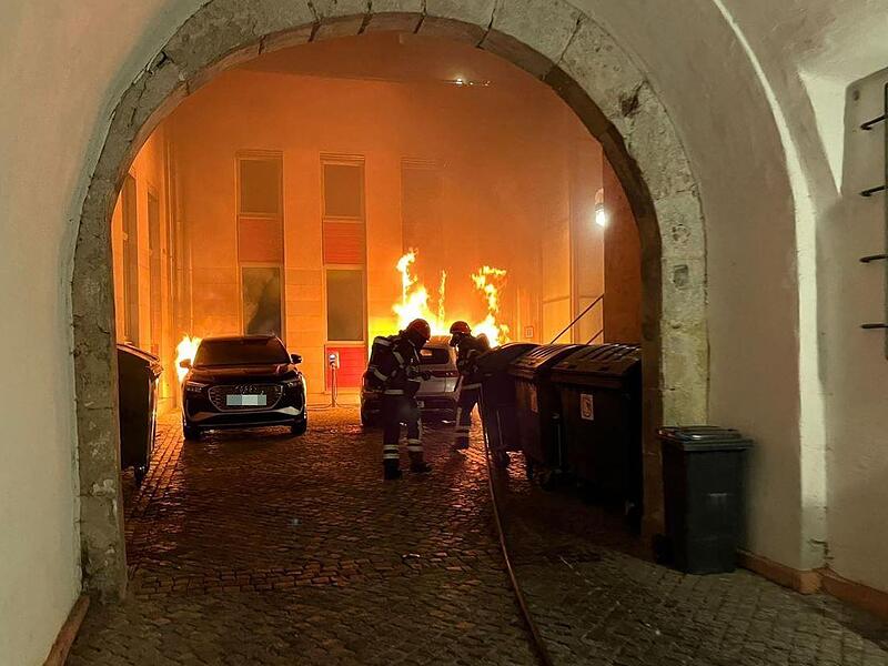 Das h&auml;tte zu einem Gro&szlig;brand f&uuml;hren k&ouml;nnen: Im August 2022 waren im Innenhof des Coburger Rathauses zwei st&auml;dtische Dienstfahrzeuge angez&uuml;ndet worden.
