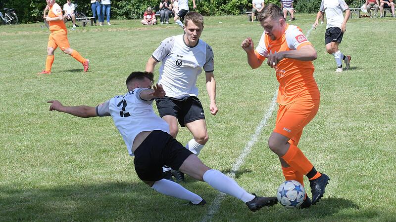 Der TSV Oberthulba (in weiß) gewann das Spiel um Platz 3 gegen die SG Hassenbach/Oberthulba II mit 6:0. Der TSV Oberthulba (in weiß) gewann das Spiel um Platz 3 gegen die SG Hassenbach/Oberthulba II mit 6:0.