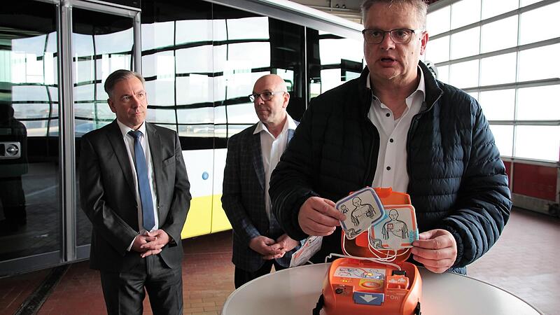Solche einfach zu bedienenden Defibrillatoren („Defis“) sollen Fahrgästen in Linienbussen im Ernstfall helfen. Sicherheitsbeauftragter Christian Knobl (vorn) zeigt den Gebrauch unter den Augen von Landrat Alexander Tritthart und Busunternehmer Wer... Solche einfach zu bedienenden Defibrillatoren („Defis“) sollen Fahrgästen in Linienbussen im Ernstfall helfen. Sicherheitsbeauftragter Christian Knobl (vorn) zeigt den Gebrauch unter den Augen von Landrat Alexander Tritthart und Busunternehmer Wer...