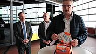 Solche einfach zu bedienenden Defibrillatoren (&bdquo;Defis&ldquo;) sollen Fahrg&auml;sten in Linienbussen im Ernstfall helfen. Sicherheitsbeauftragter Christian Knobl (vorn) zeigt den Gebrauch unter den Augen von Landrat Alexander Tritthart und Busunternehmer Wer...