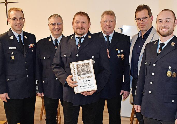 Dominik Sikora (dritter von links) erhielt die Urkunde für 25 Jahre aktiven Dienst von KBM Tobias Winterbauer (links). Unser Bild zeigt außerdem (weiter von links) Kommandant Gerd Riedel, Vorsitzenden Udo Schneider, Bürgermeister Jürgen Gäbelein ... Dominik Sikora (dritter von links) erhielt die Urkunde für 25 Jahre aktiven Dienst von KBM Tobias Winterbauer (links). Unser Bild zeigt außerdem (weiter von links) Kommandant Gerd Riedel, Vorsitzenden Udo Schneider, Bürgermeister Jürgen Gäbelein ...