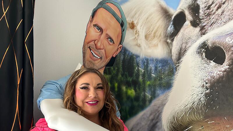 Schlagerschloss-Hotel bei Coburg kurz vor seiner Eröffnung – hier Angela Henn im Themenzimmer „Voxxclub“