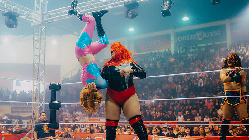 Ein Foto von einem Wettkampf der weiblichen Wrestlerinnen in Ciudad Ju&aacute;rez. Das Foto ist Teil der Arbeit &bdquo;Zwischen Blut und Glitzer".