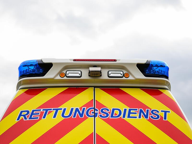 Frau von Auto angefahren Frau von Auto angefahren