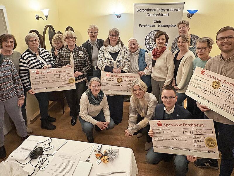 Alle Spendenempf&auml;nger mit einigen Mitglieder von Soroptimist International Forchheim-Kaiserpfalz.