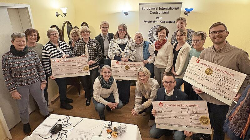 Alle Spendenempfänger mit einigen Mitglieder von Soroptimist International Forchheim-Kaiserpfalz. Alle Spendenempfänger mit einigen Mitglieder von Soroptimist International Forchheim-Kaiserpfalz.