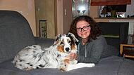 Senta Geiger, Josefins Mutter, mit Elly. Die soll bald als Assistenzhündin ausgebildet werden.