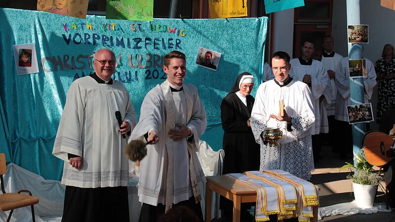 Neupriester Christian Ulbrich segnete die Fahnenb&auml;nder, die er anschlie&szlig;end den zahlreichen H&ouml;chstadter Fahnenabordnungen &uuml;berreichte.