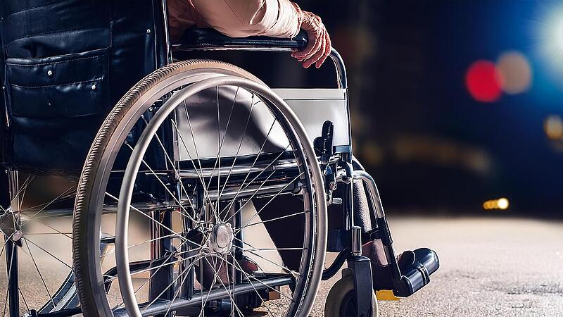 Rollstuhl, Rollstuhlfahrer, Senior, Rentner, Nacht Rollstuhl, Rollstuhlfahrer, Senior, Rentner, Nacht