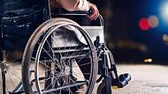 Rollstuhl, Rollstuhlfahrer, Senior, Rentner, Nacht Rollstuhl, Rollstuhlfahrer, Senior, Rentner, Nacht