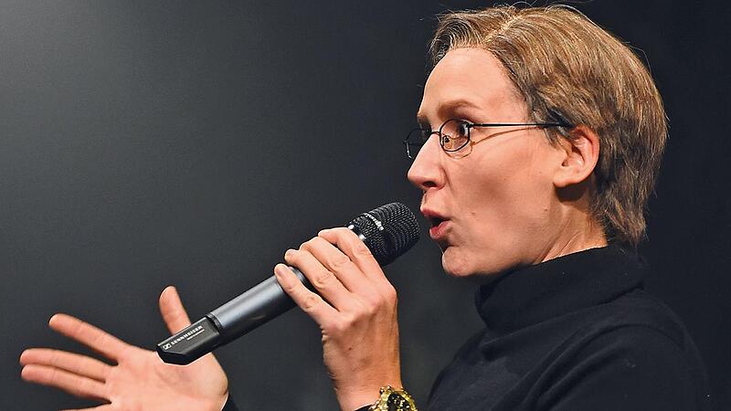 Ein Gr&ouml;&szlig;enwahnsinniger mit goldener Ohr von Breitling: Alexander (Philine B&uuml;hrer)